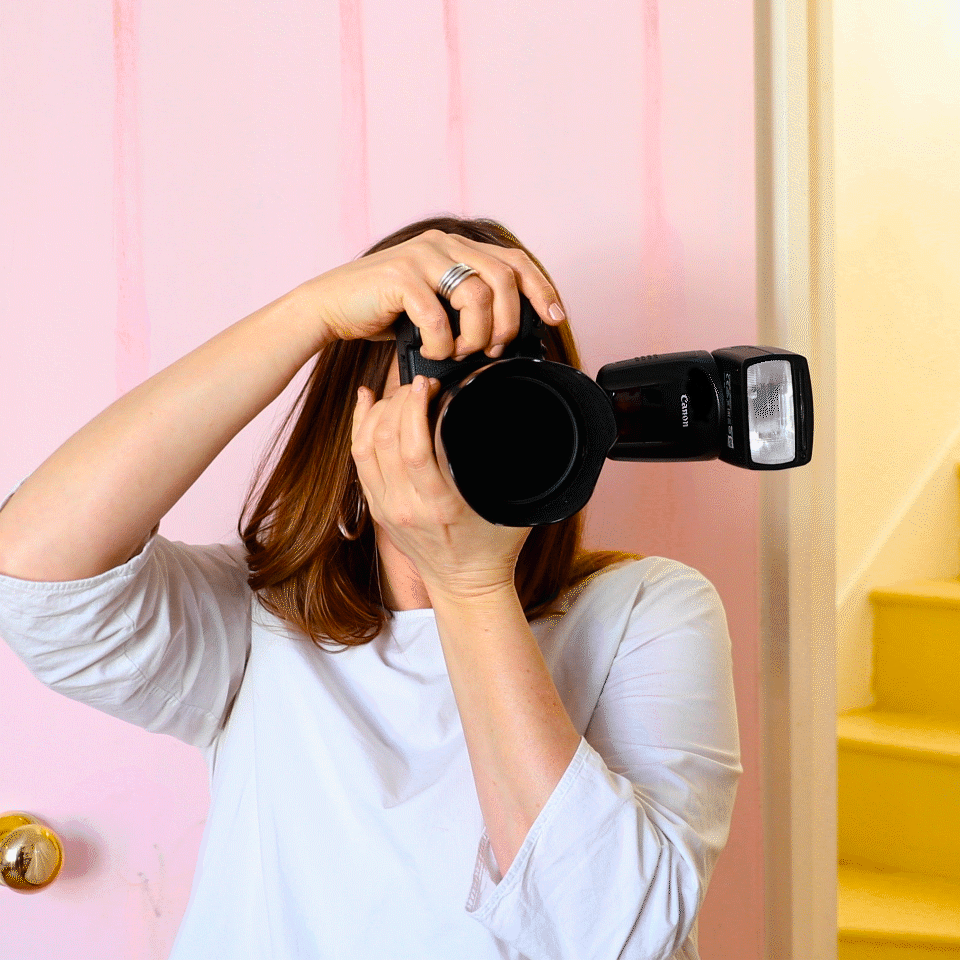 Female taking portrait picture with a Canon 6D Mark II + Canon Speedlite 470EX-AI 